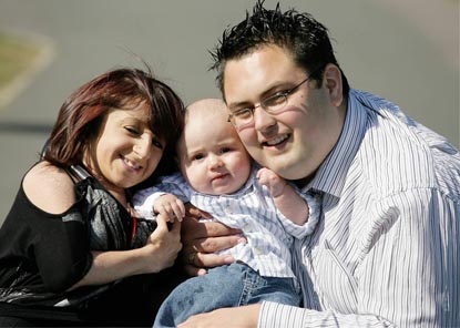 Amanda Moore bersama suami dan anak